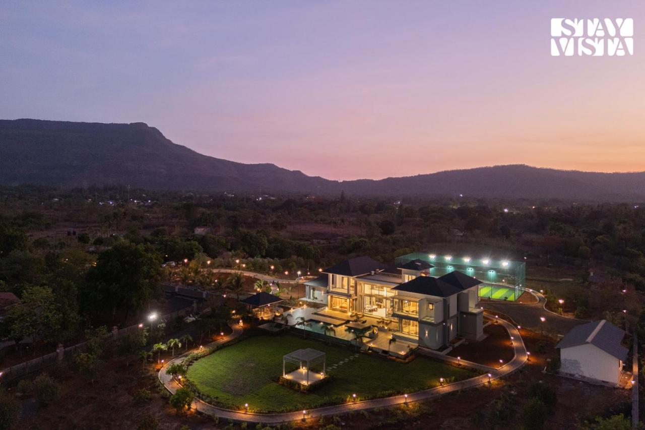 StayVista at Rooted By Frangipani - Pool & BBQ - Chambres d'hôtes Karjat