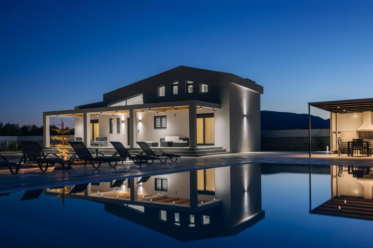 Villa Samantha - Private Pool, 3 Ensuite Bedrooms & Complete Privacy near Laganas, By TK Premium Stays - B&B Ambelókipoi
