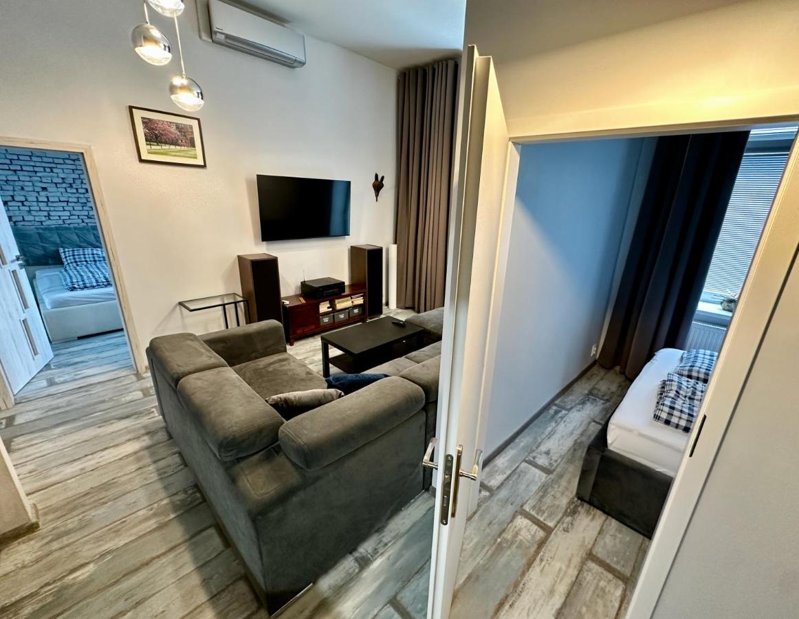 Royal City Centre Apartment - 2 Bedrooms 72 m2 - AC - Balcony - Coffee Machine - Washer - Dryer -Parking available Free public or Paid Private for 20 euro per stay Please read our emails - B&B Poprad