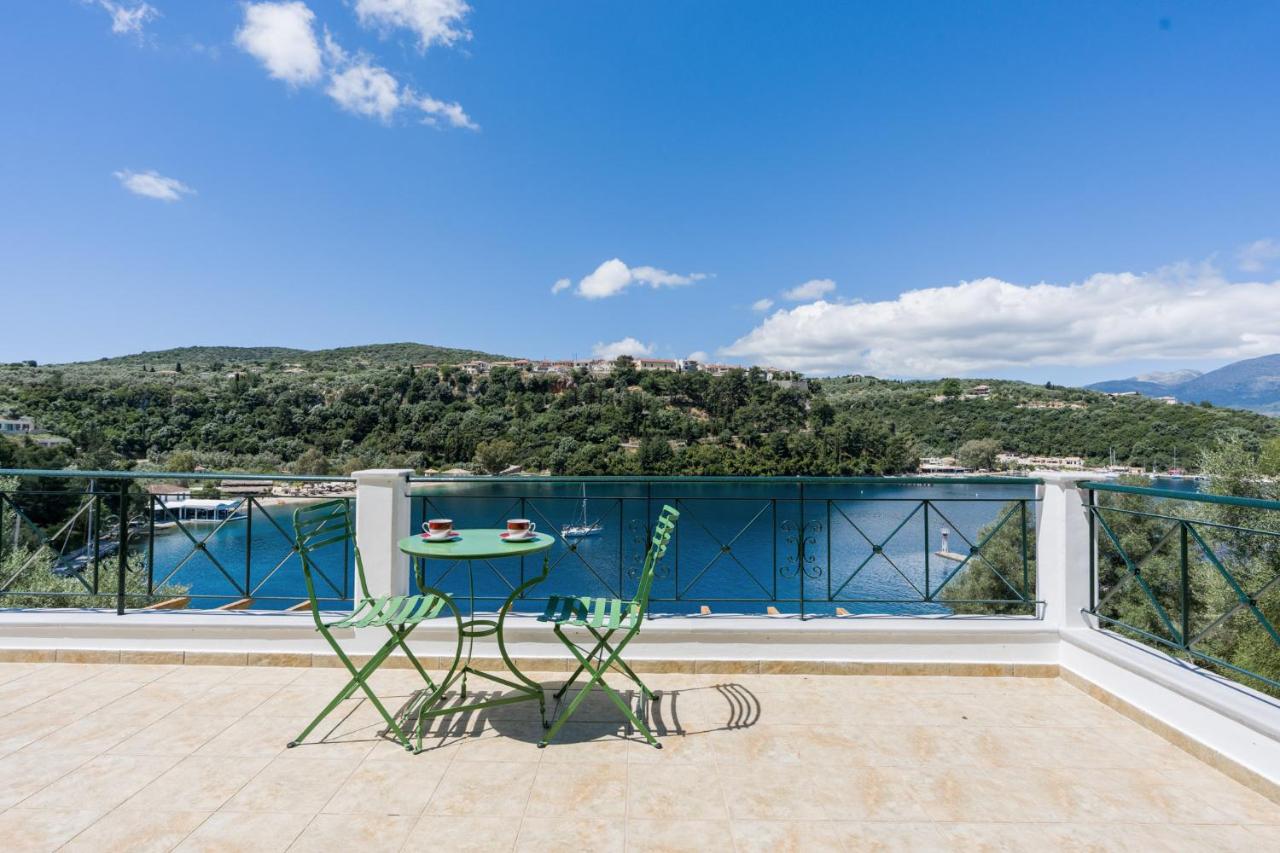 Villa Argiri Meganisi - Seafront luxury villa, p-pool, seaviews, walk to beach - B&B Mikínai