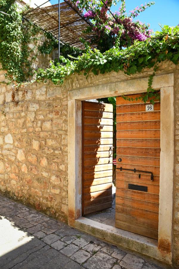 Charming Stone House with Green Courtyard - B&B Stari Grad