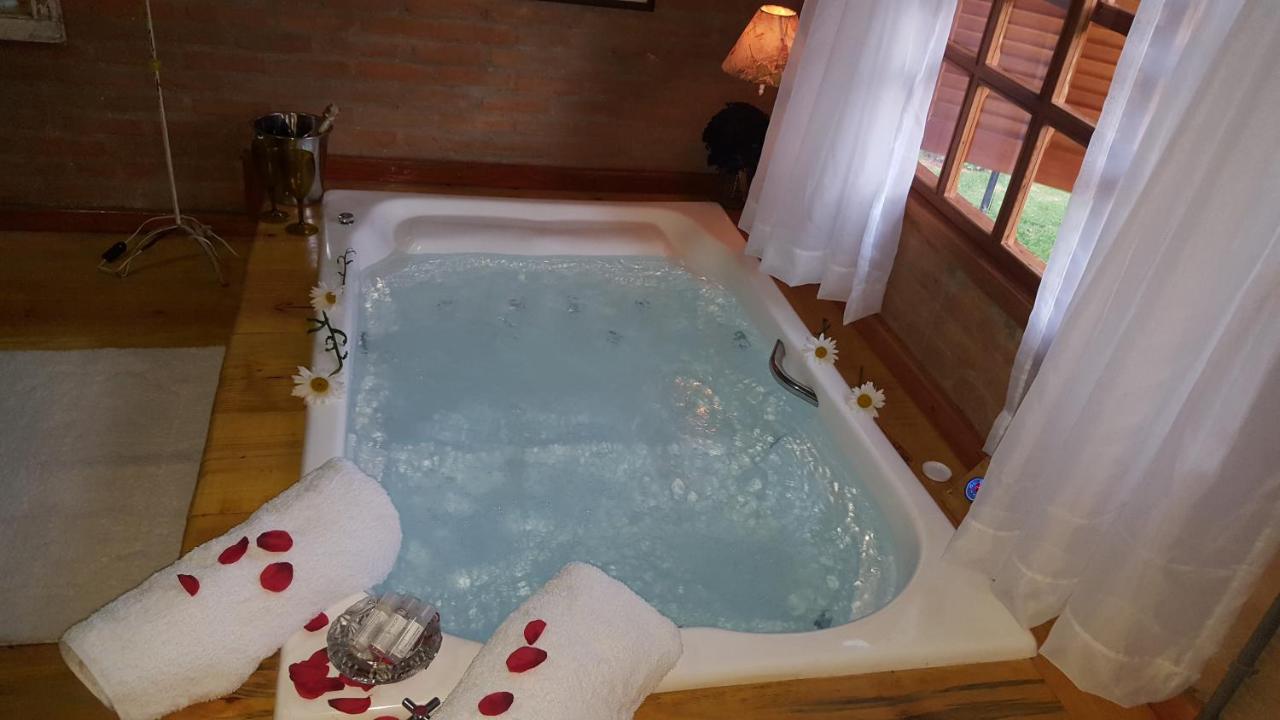 Deluxe Chalet with Hot Tub 5