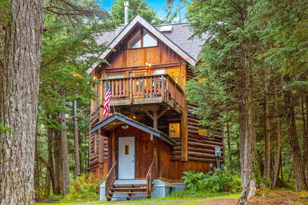A Hexagonal Cabin in the Trees Two Miles from Alyeska - B&B Girdwood