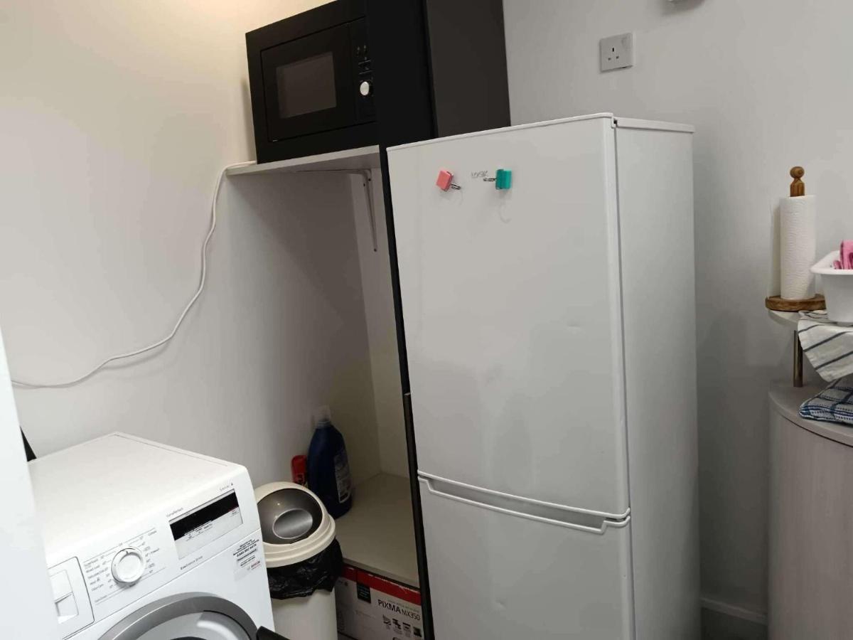 High Wycombe 1-Bed Apt Sleeps 3 & Private Parking - B&B High Wycombe
