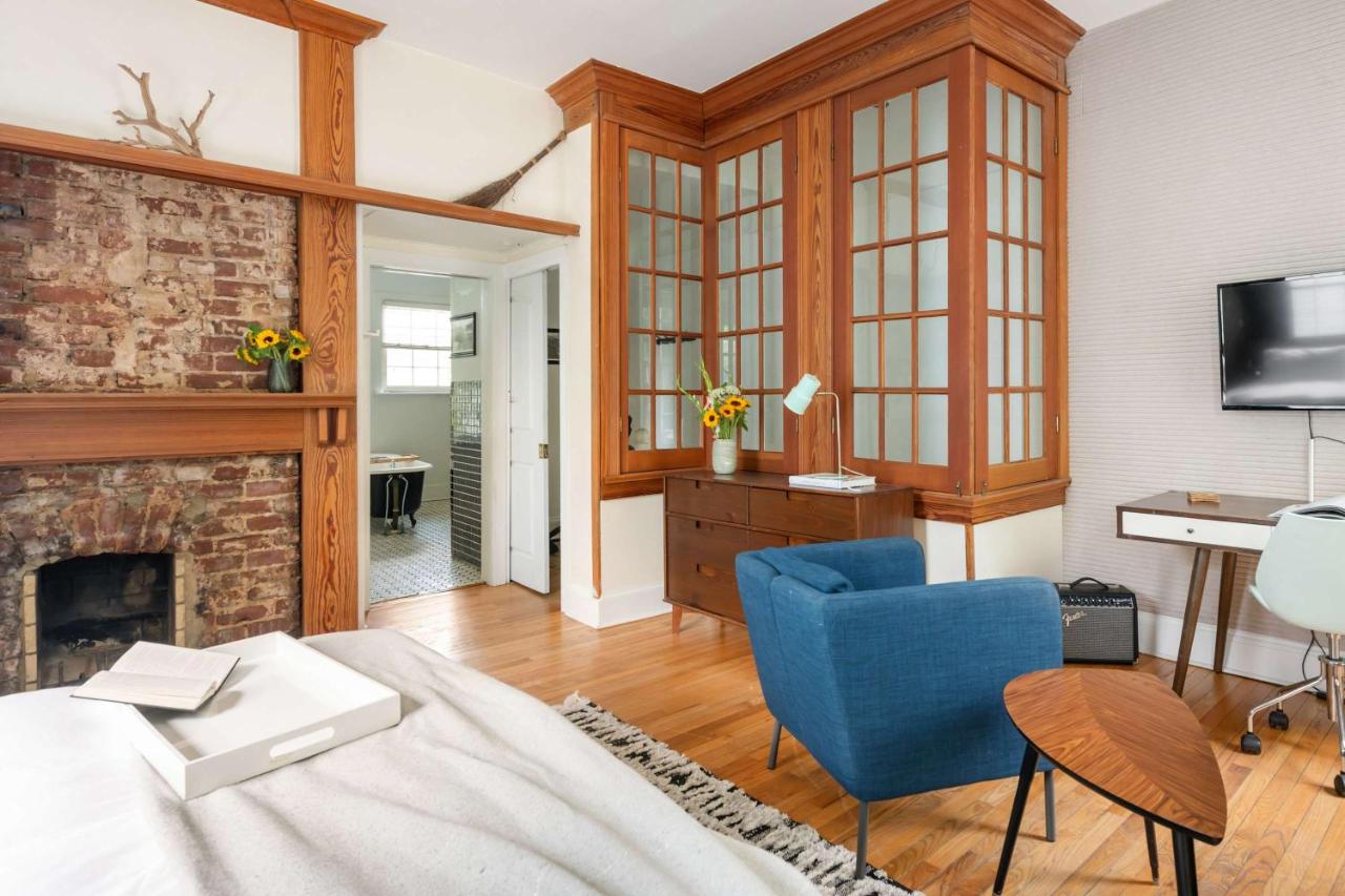 Looking Glass - B&B Atlanta