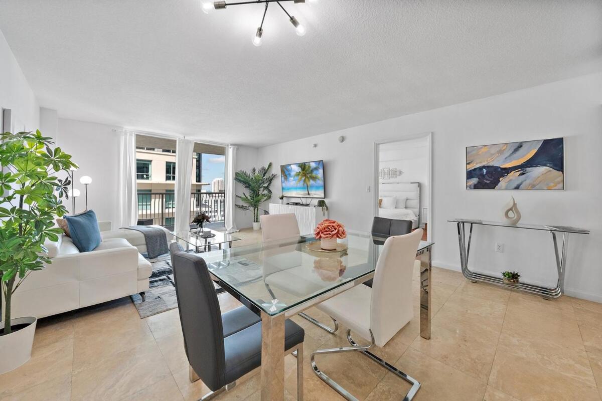Upscale Brickell 1BR with Pool, Gym, City Views & Free Parking - B&B Miami