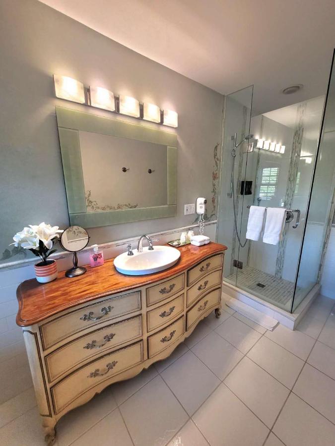 Charlotte Garden Bed and Breakfast - B&B Niagara-on-the-Lake