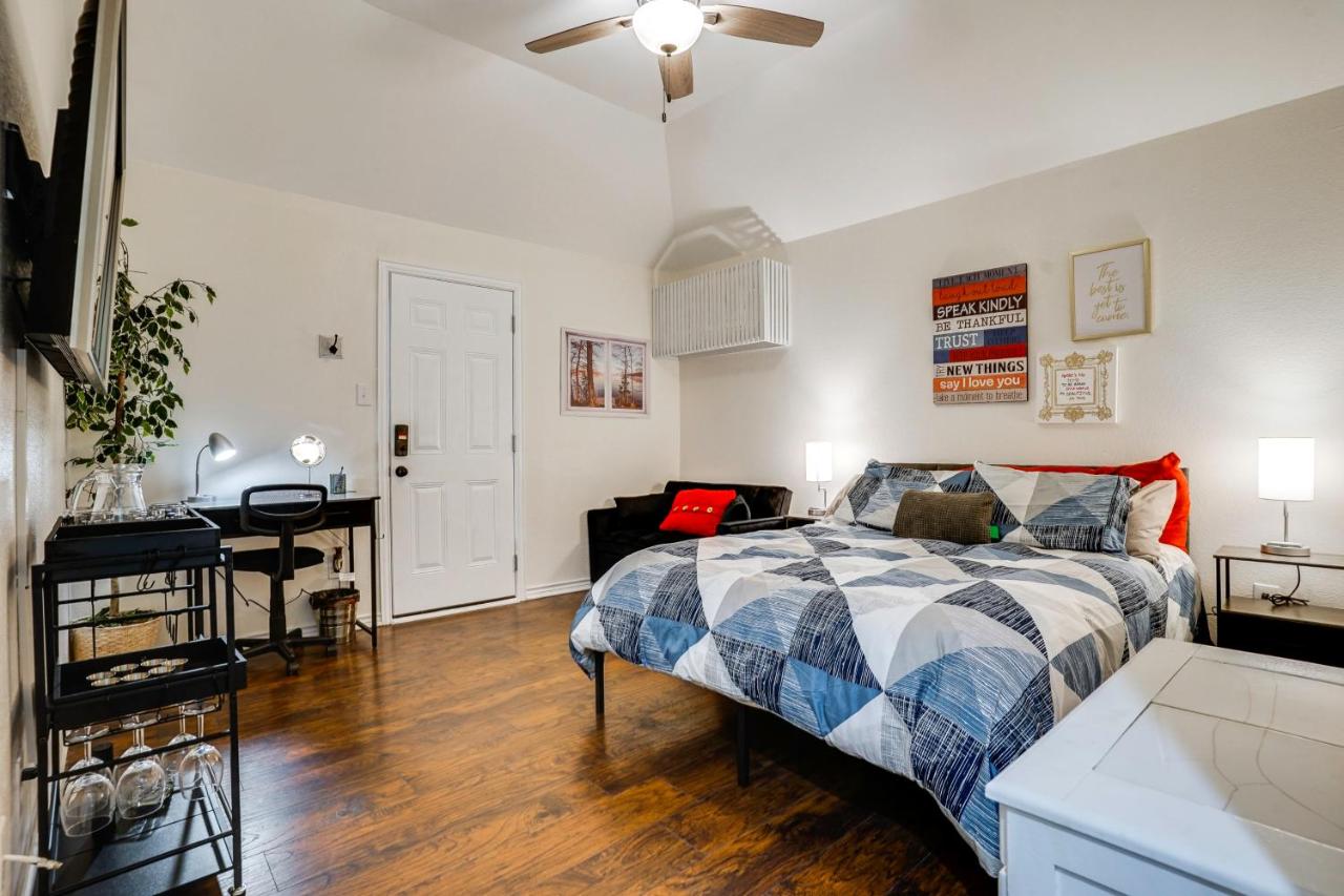 Luxury Studio with Pool | Near DFW & AT&T Stadium - B&B Grand Prairie