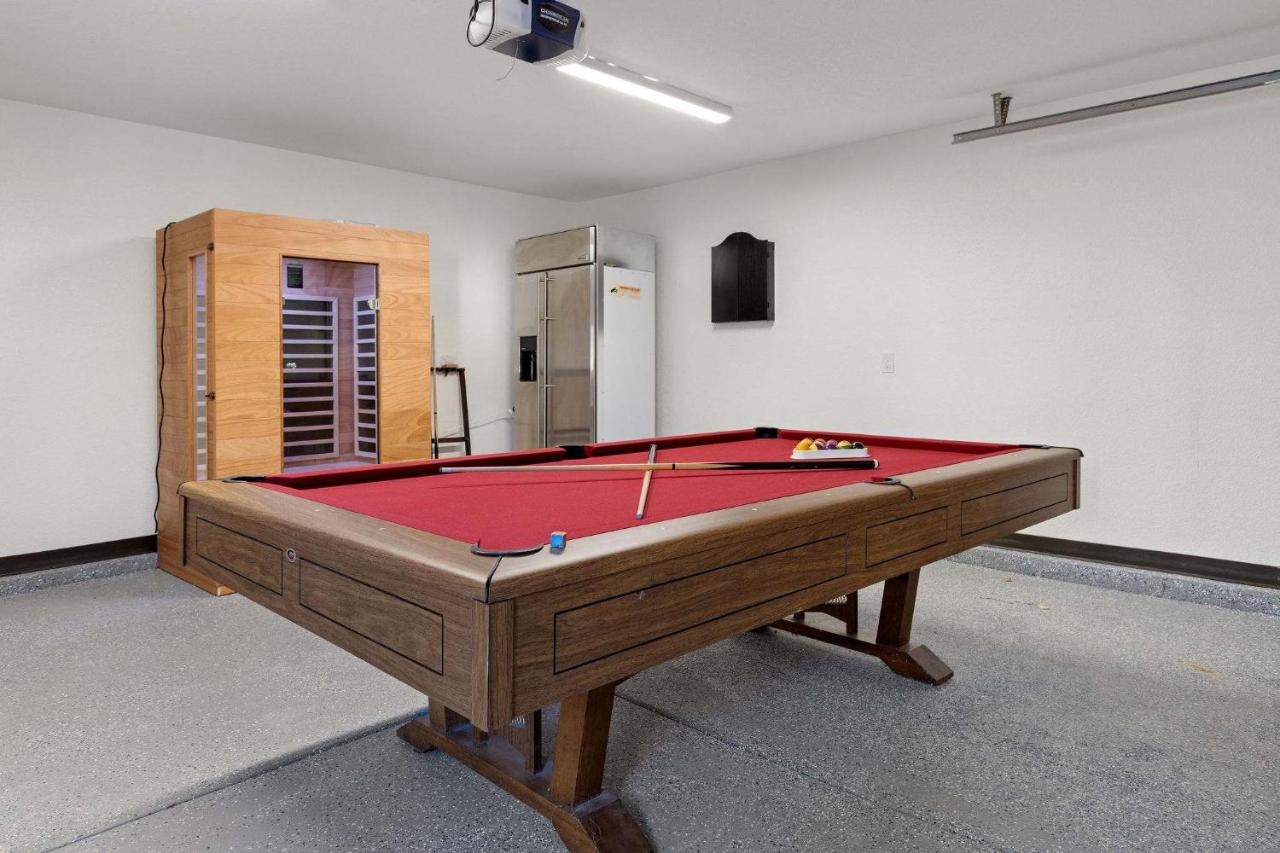 Spacious home with Game Room Hot Tub & Sauna - Bed and Breakfast Westminster