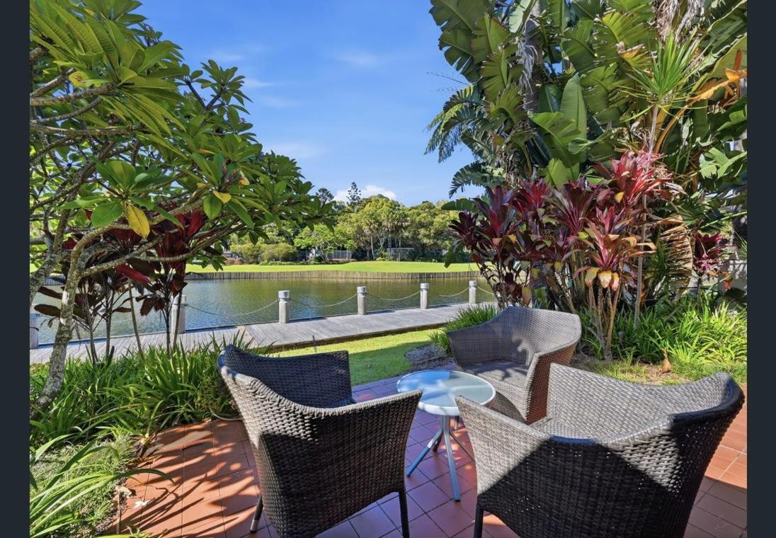 Pacific Bay 1-Bed Apt Lake Views & Beach - Chambres d'hôtes Coffs Harbour