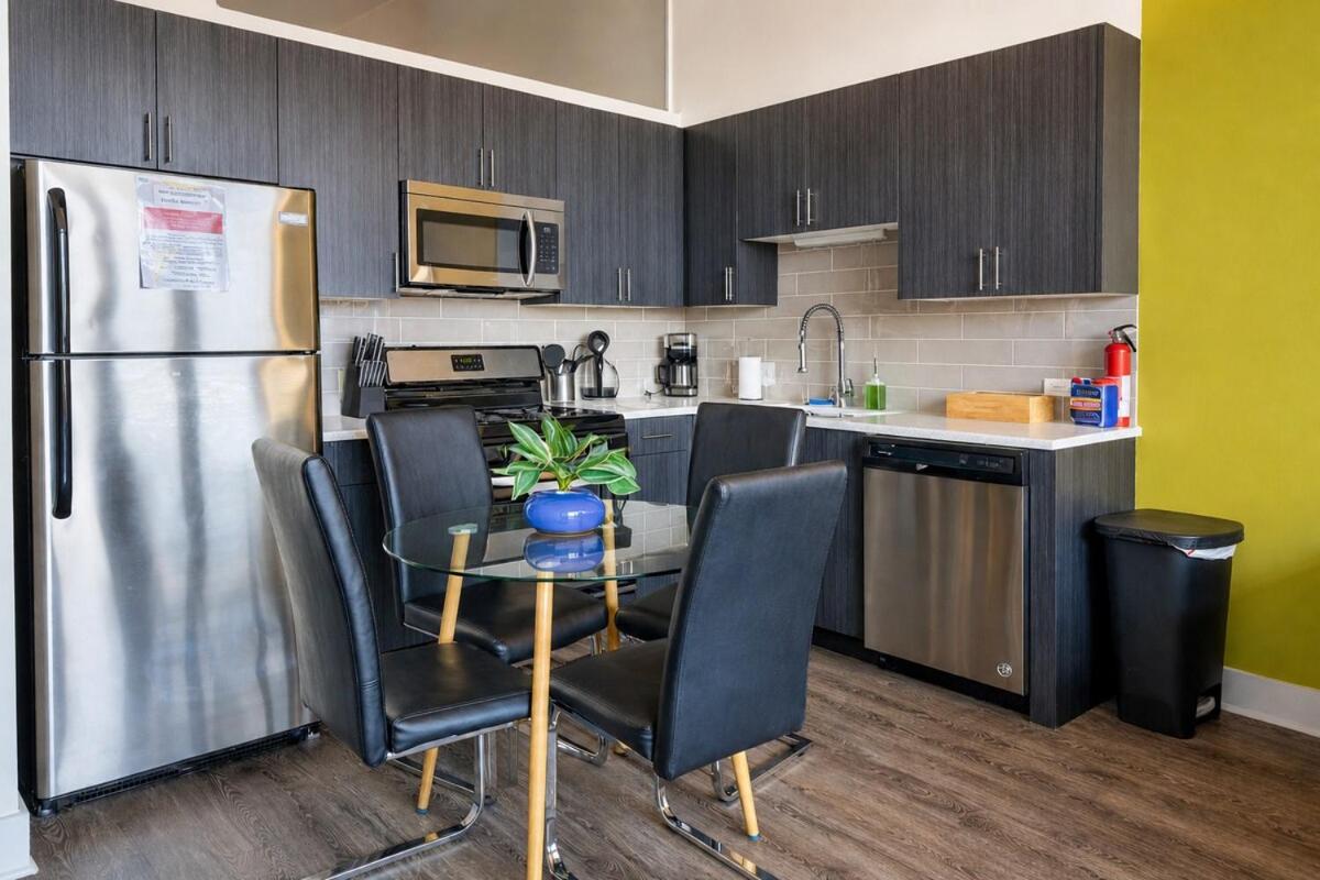Luxury Cozy 2BR with Optional Parking and Gym Access Near McCormick Place, Lakefront and Soldier Field - Chambres d'hôtes Chicago