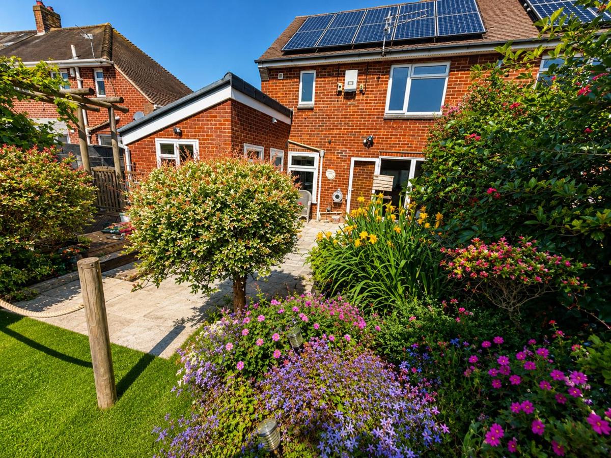 Gulliver's Rest - Elegant Coastal Hideaway - Three Bedroom Home - Large Garden - Parking - Sleeps 7 - Chambres d'hôtes Bournemouth