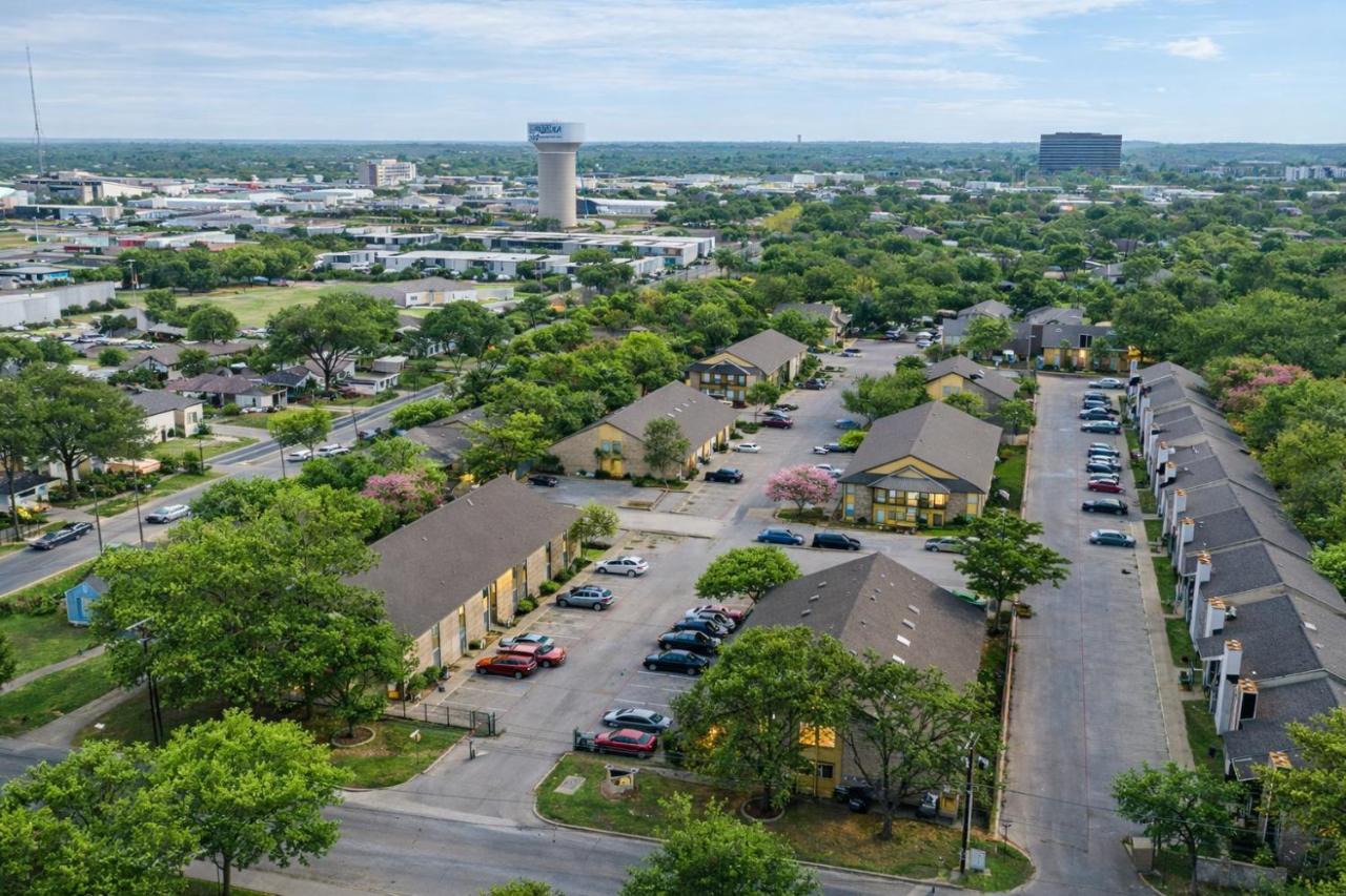 Arlington 2BR Stay - 8 Min Walk to AT&T Stadium - Parking - B&B Arlington