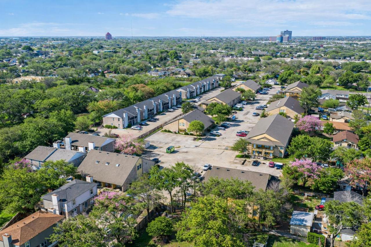 Arlington 2BR Stay - 8 Min Walk to AT&T Stadium - Parking - B&B Arlington