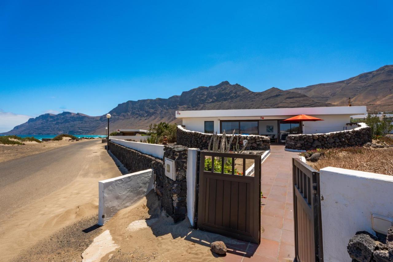 Bungalow Famara 73 - Quicksand - Ocean views - Beach 1 min By Lanzarote Vacation Homes - Chambres d'hôtes Famara