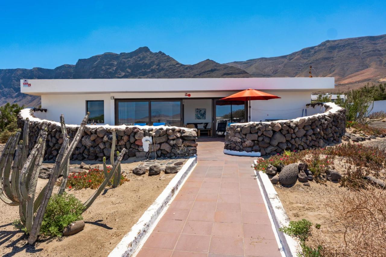 Bungalow Famara 73 - Quicksand - Ocean views - Beach 1 min By Lanzarote Vacation Homes - Chambres d'hôtes Famara