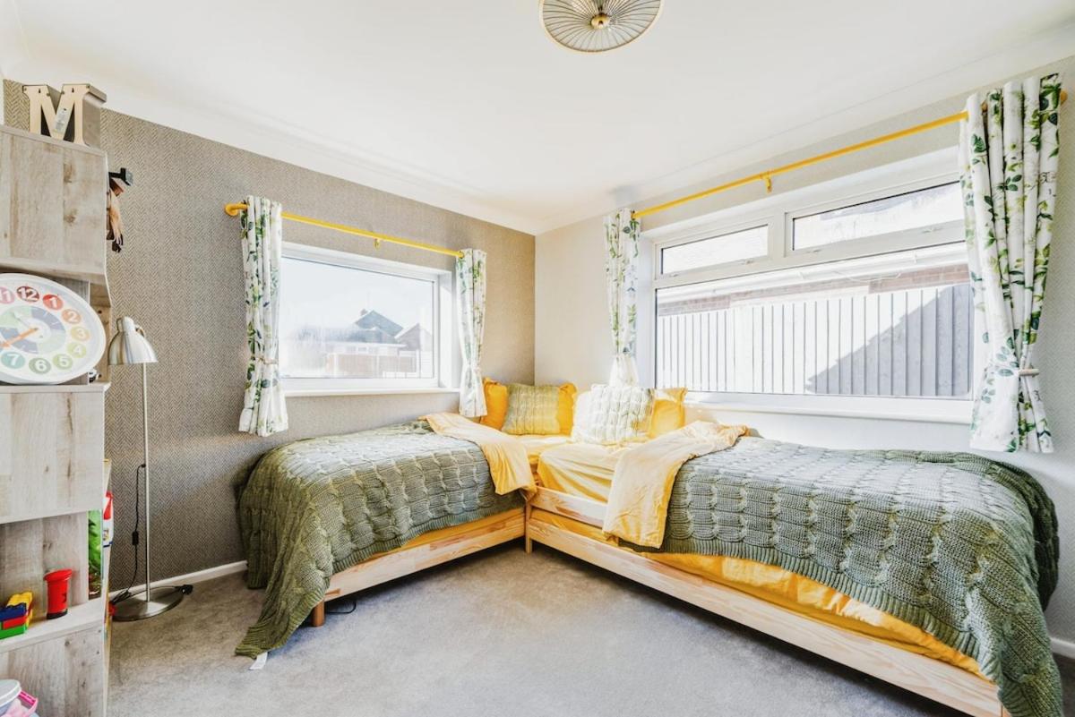 Family detached bungalow by the seaside - B&B East Preston