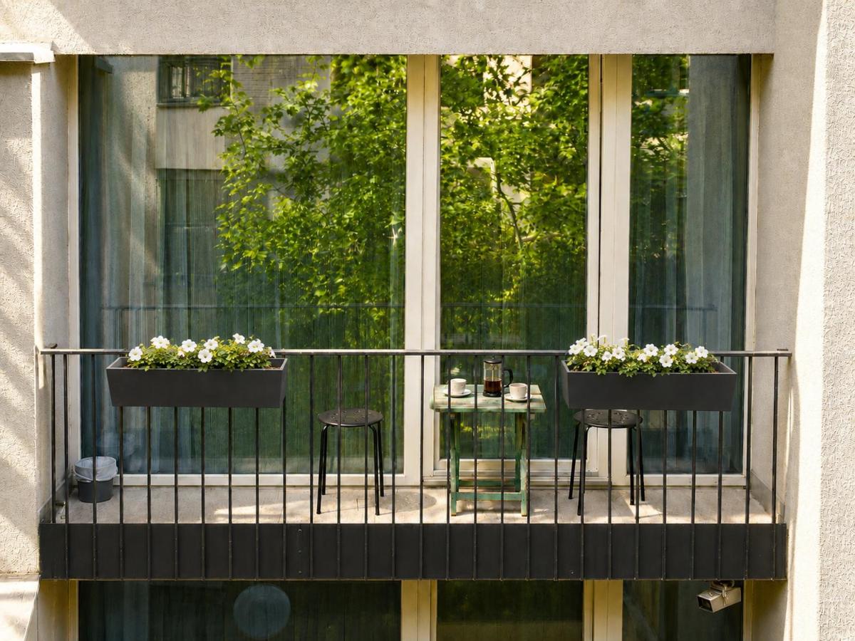 Quiet Courtyard and Parking - B&B Praga