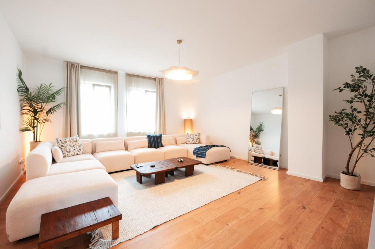 Premium Residence, Stunning Views Overlooking the Central Station & City, Sleeps 18 - B&B Koblenz
