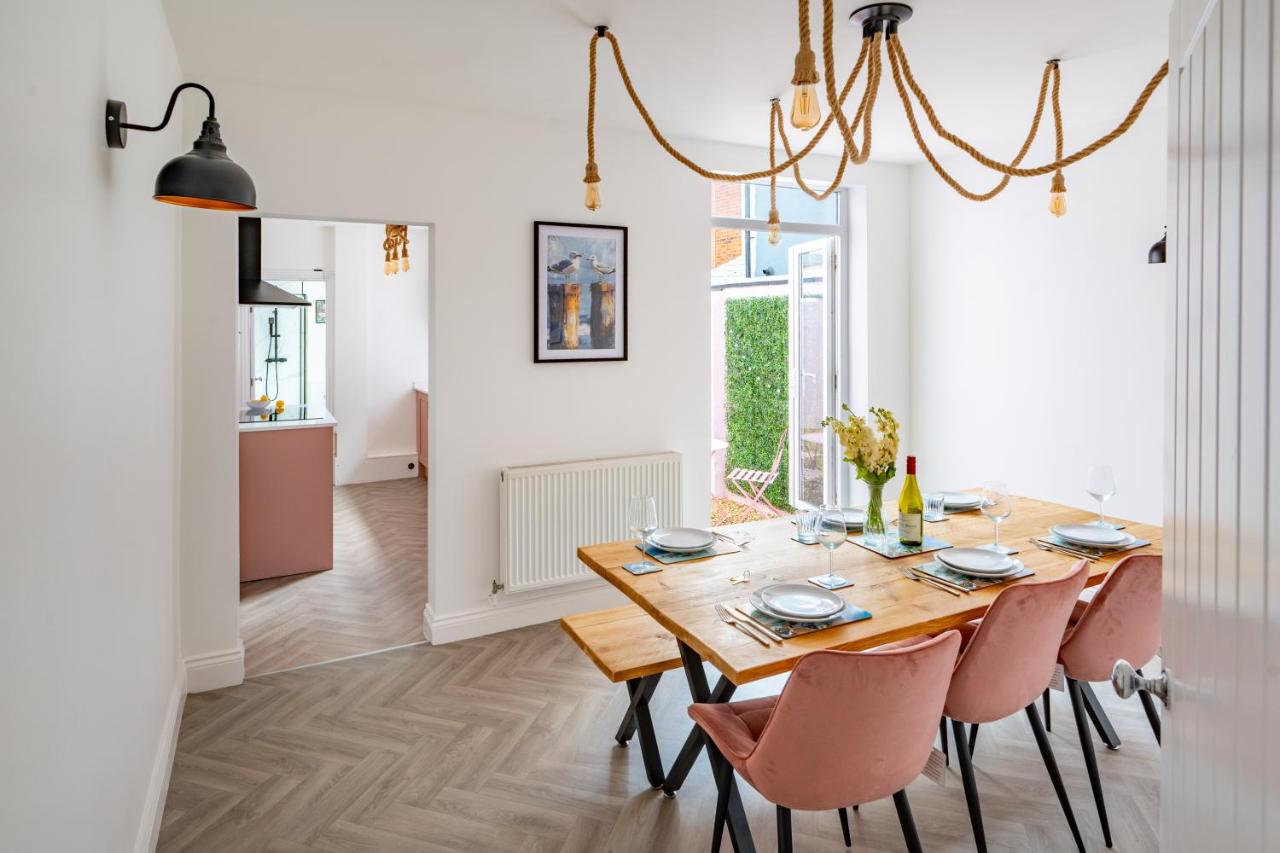 Swift Host - The Pink House - Seaside - Dog Friendly - Courtyard - Free Parking - Sleeps 7 - B&B Gorleston-on-Sea