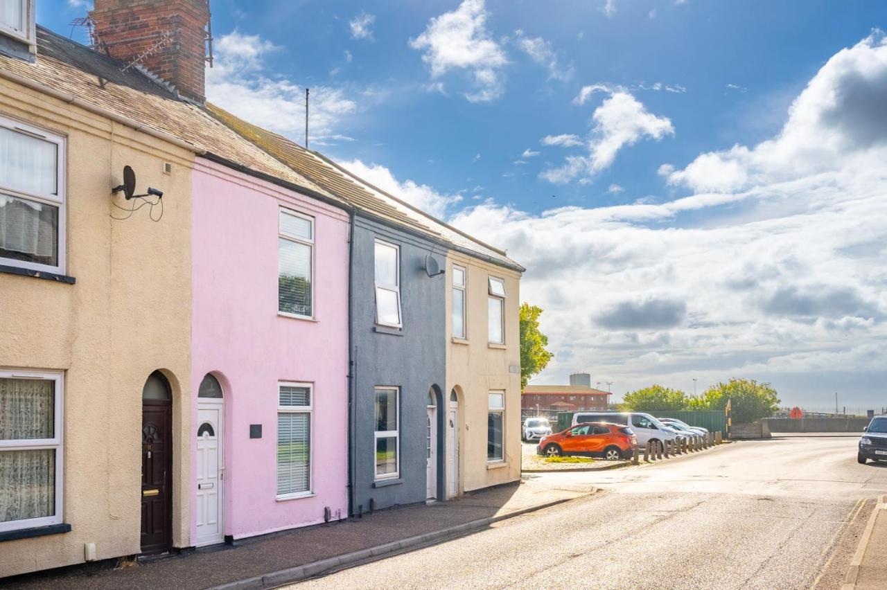 Swift Host - The Pink House - Seaside - Dog Friendly - Courtyard - Free Parking - Sleeps 7 - B&B Gorleston-on-Sea
