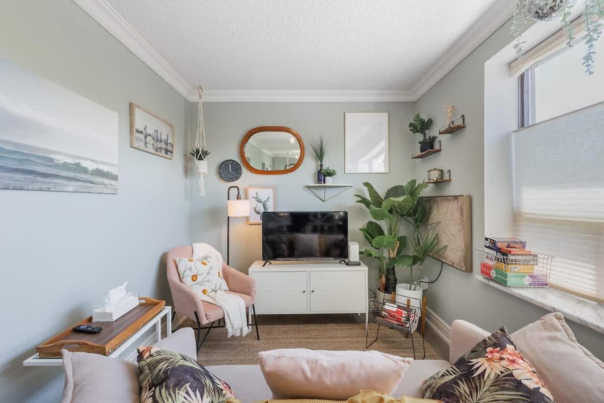 Cozy 1BR Toronto Stay Near Transit & Dining - Bed and Breakfast Toronto