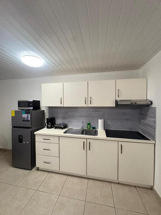 Puerta del Sol#6-Studio near airport with shared pool sleeps 4 - Ferienwohnung Oranjestad