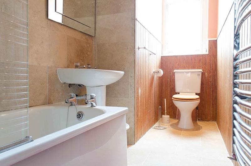 Bright Victorian 4-Bed Flat Marchmont - B&B Edinburgh