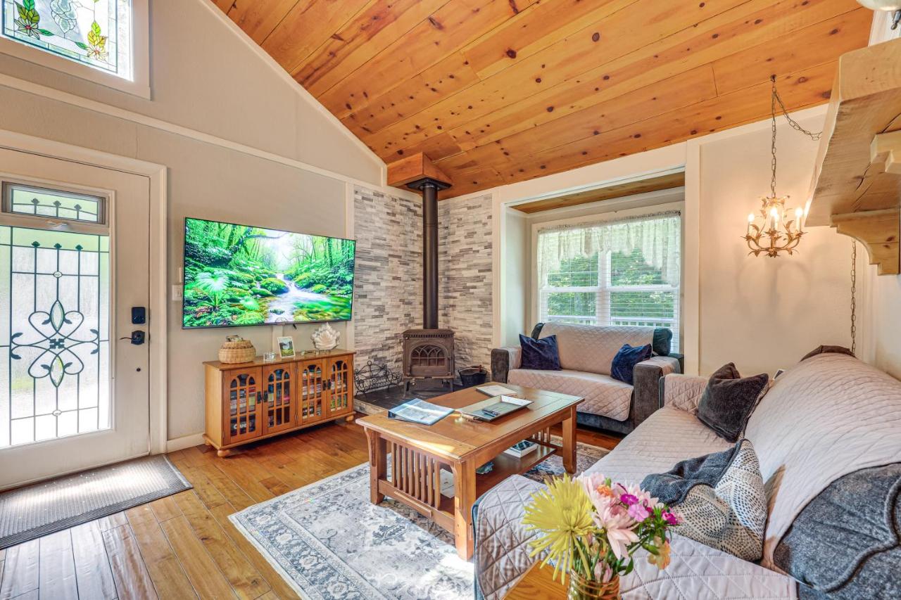 Hot Tub, Fire Pit: Family-Friendly Murphy Home - B&B Murphy