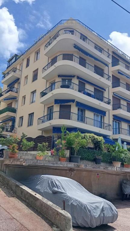 fantastic view ! private bedroom in a 3 bedroom flat, private bathroom, shared kitchen and living spaces - B&B Nizza