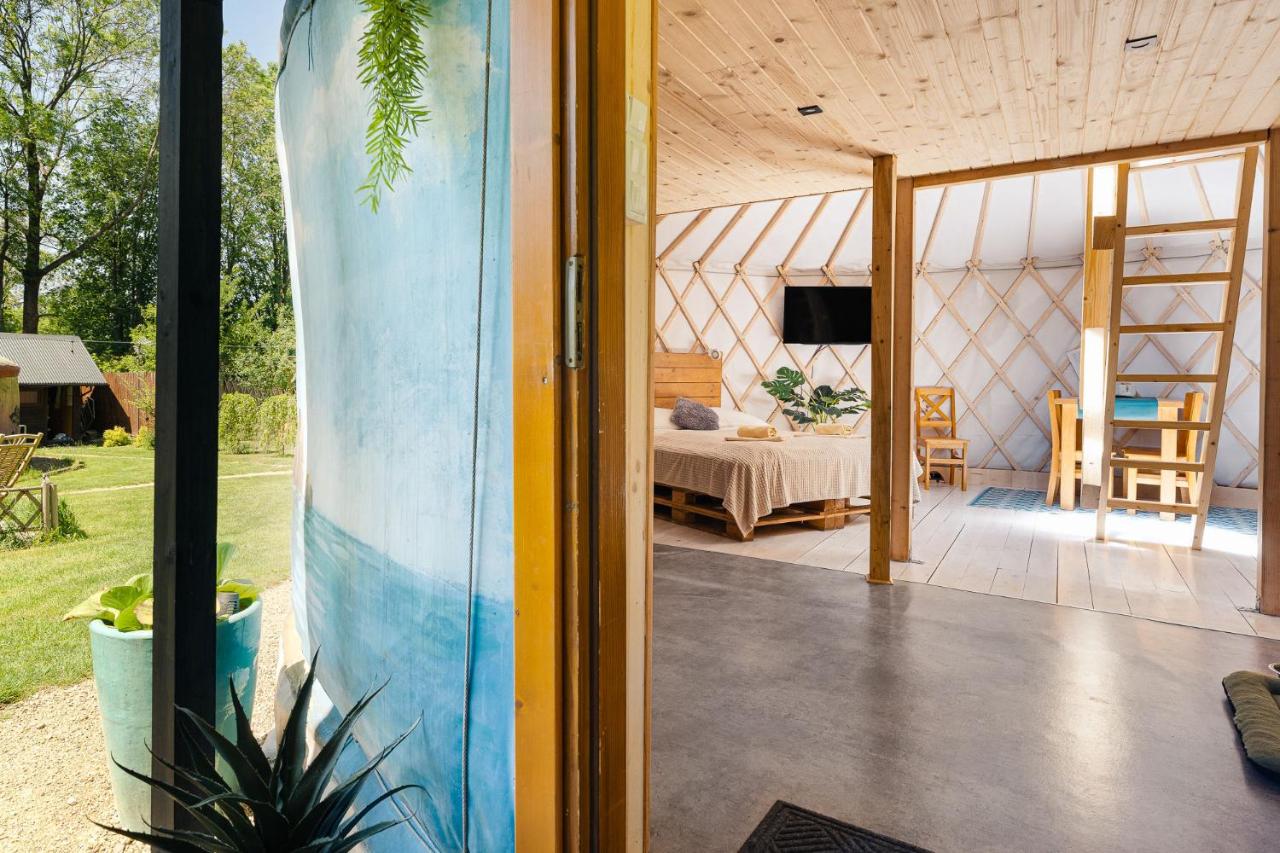 Aloha Glamp - Całoroczny glamping nad rzeką z prywatną balią - Stok narciarski, góry, lasy, sauna - Chambres d'hôtes Zagórnik