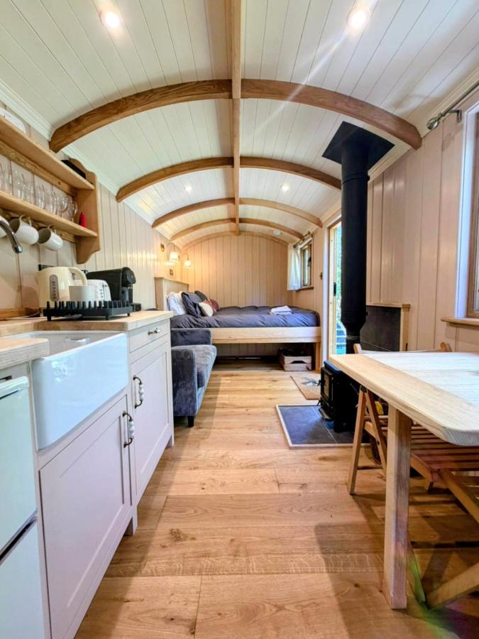 Luxury Shepherd Hut w Outdoor Bath at Powis Estate - B&B Stirling