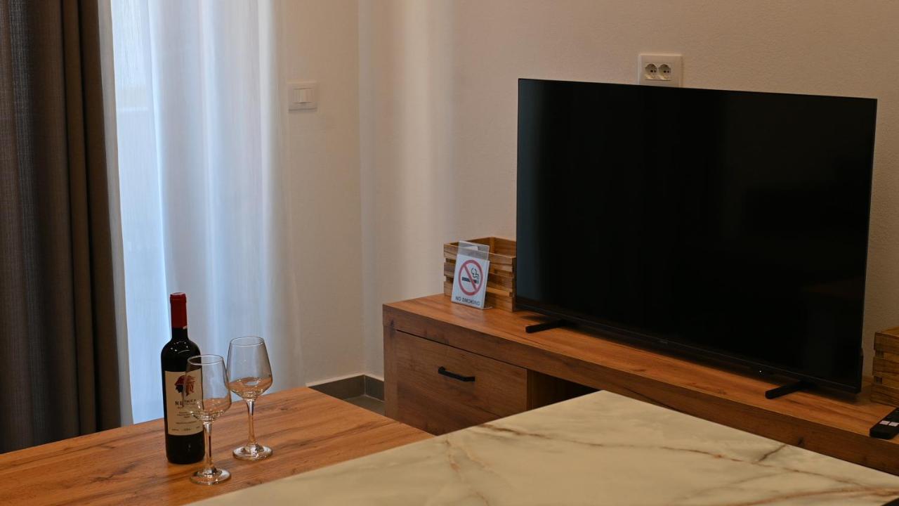 Lazari S Apartments - B&B Himarë