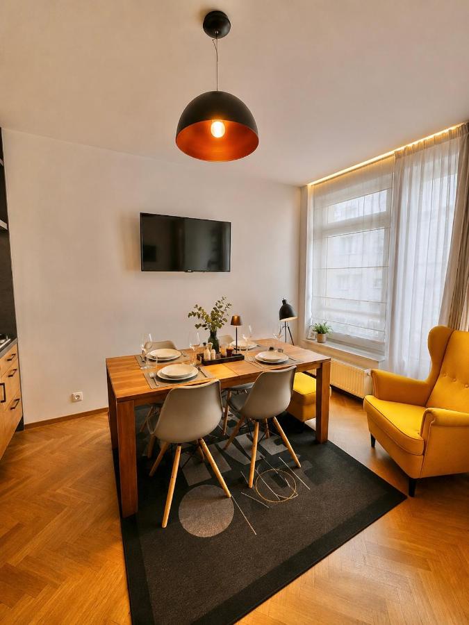 DOMIRA Old Town Apartment with Terrace - Bed and Breakfast Praag