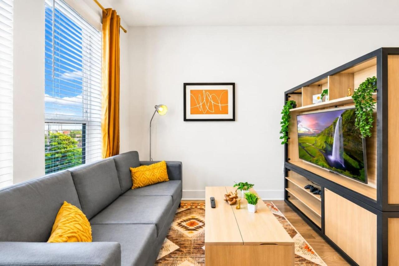 Sleek DT Suite Rooftop, Pool, Gym Access - B&B Houston
