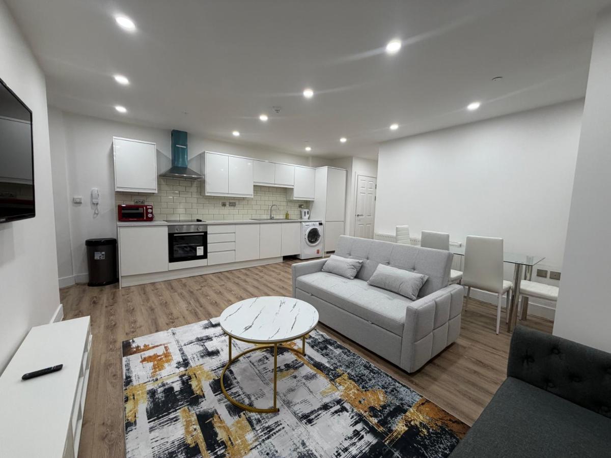Serene 2- BDR Apartment , Free parking, Sleeps 6 - B&B Wolverhampton
