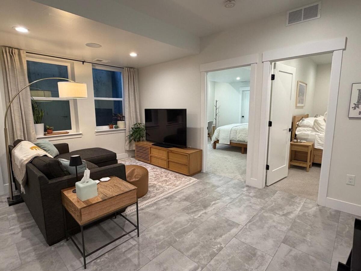 Modern Denver Oasis with Gourmet Kitchen & Patio - Ferienwohnung Denver