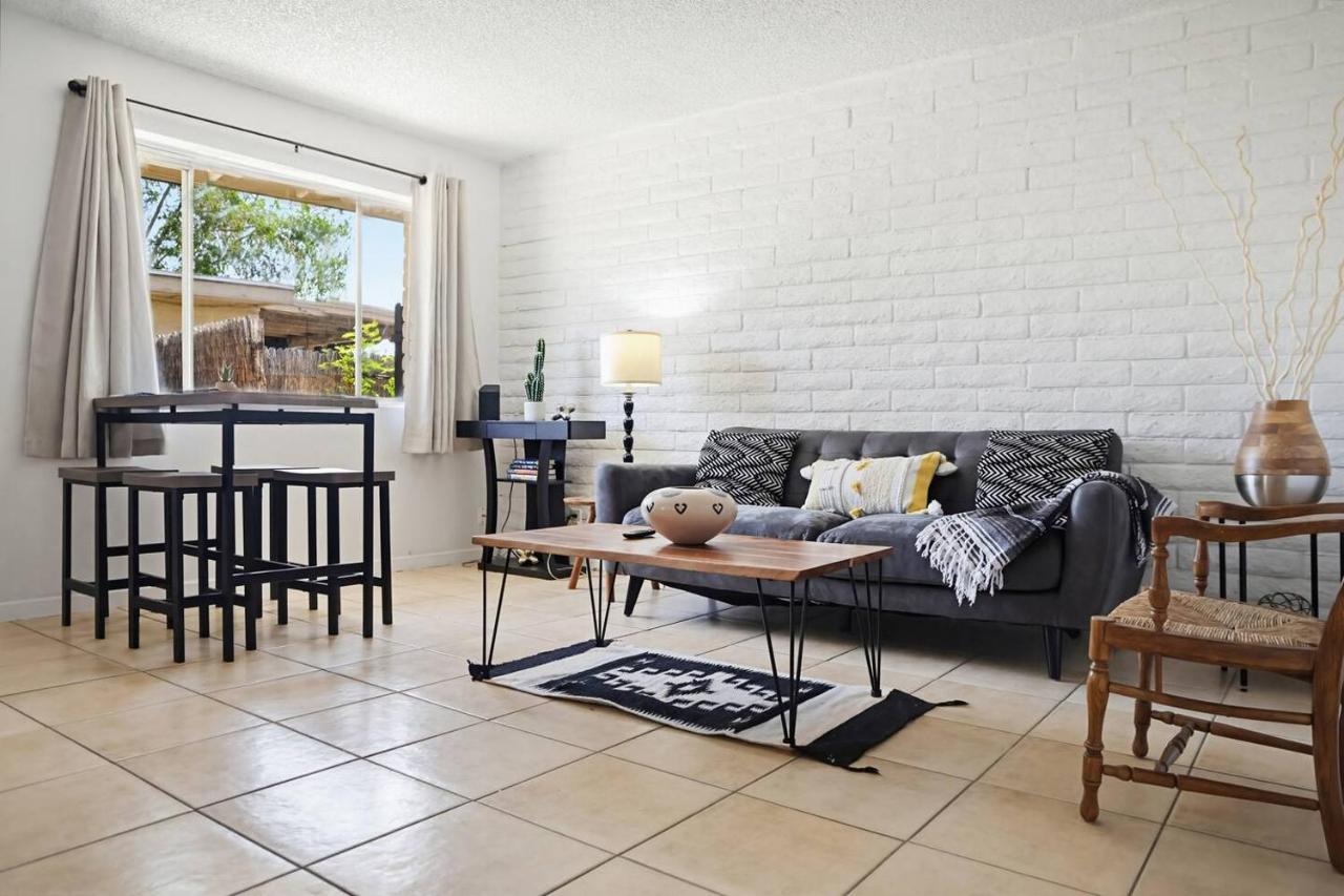 Cozy 2BR Near Westgate & Stadium, Pet Friendly V2 - Chambres d'hôtes Glendale