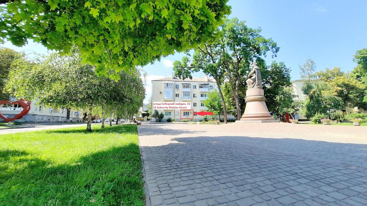 СВІТЛО та Опалення 24-7 у 2-кімнатна квартира з 3-ма окремими ліжками 2 окремі спальні і видом на Білу Альтанку та Свято-Успенський Собор Є кондиціонер і ванна Мережа Alex Apartmets Безконтактне заселение 24-7 Документи для відрядження - Chambres d'hôtes Poltava