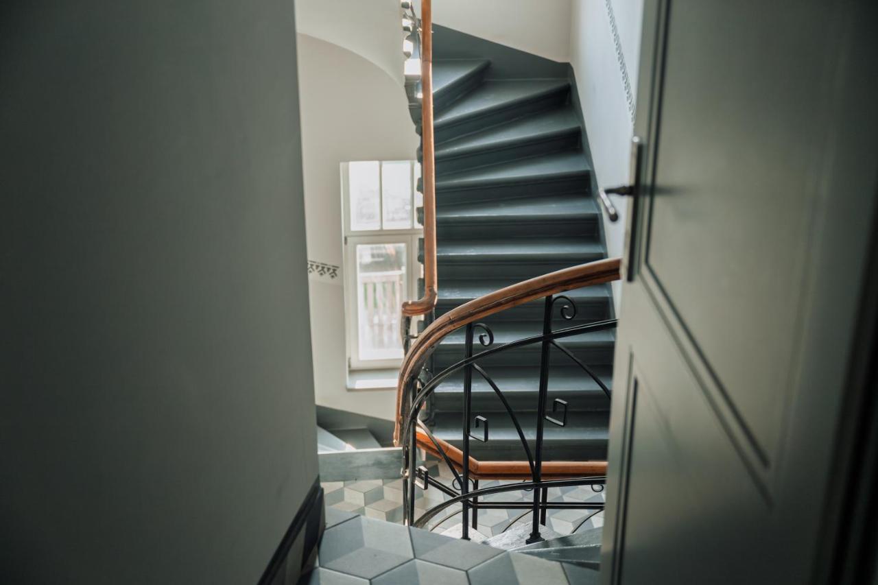 Elegant Art Nouveau Apartment Near the Beach - B&B Liepāja