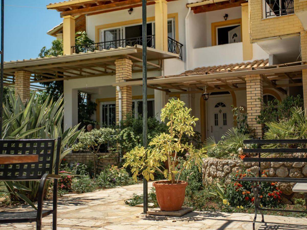 Iron House - B&B Ágios Geórgios