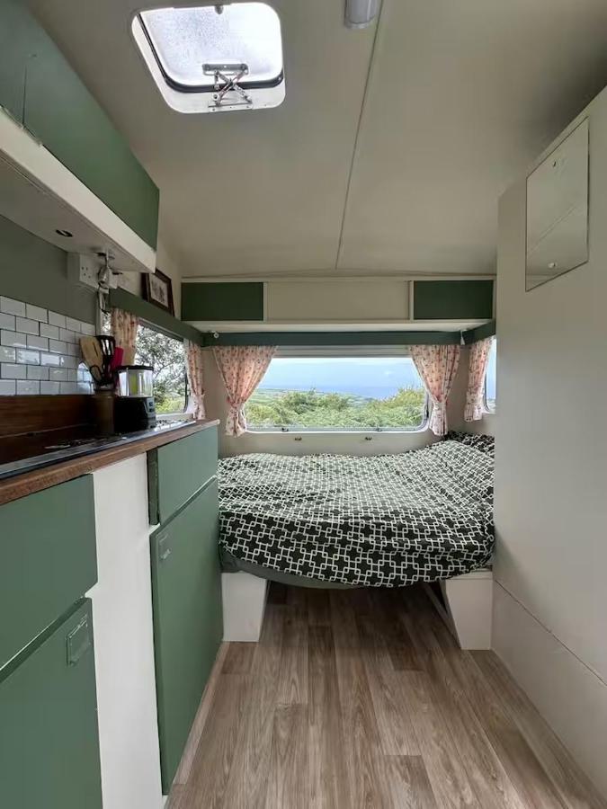 Sea View Caravan with Wood-Fired Sauna - Chambres d'hôtes Zennor