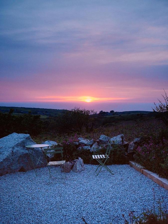 Sea View Caravan with Wood-Fired Sauna - Chambres d'hôtes Zennor