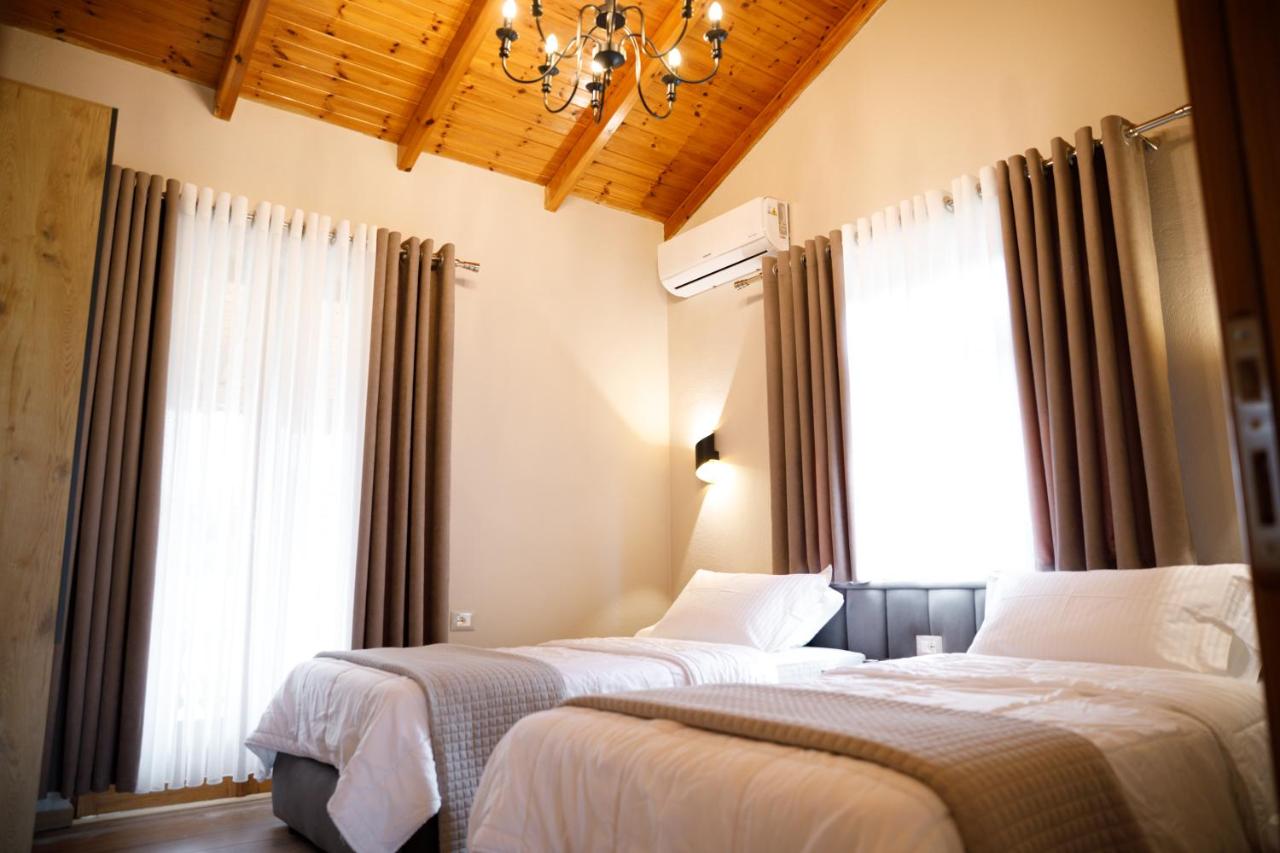 Deluxe Tweepersoonskamer met 1 of 2 Bedden en Uitzicht op het Zwembad
