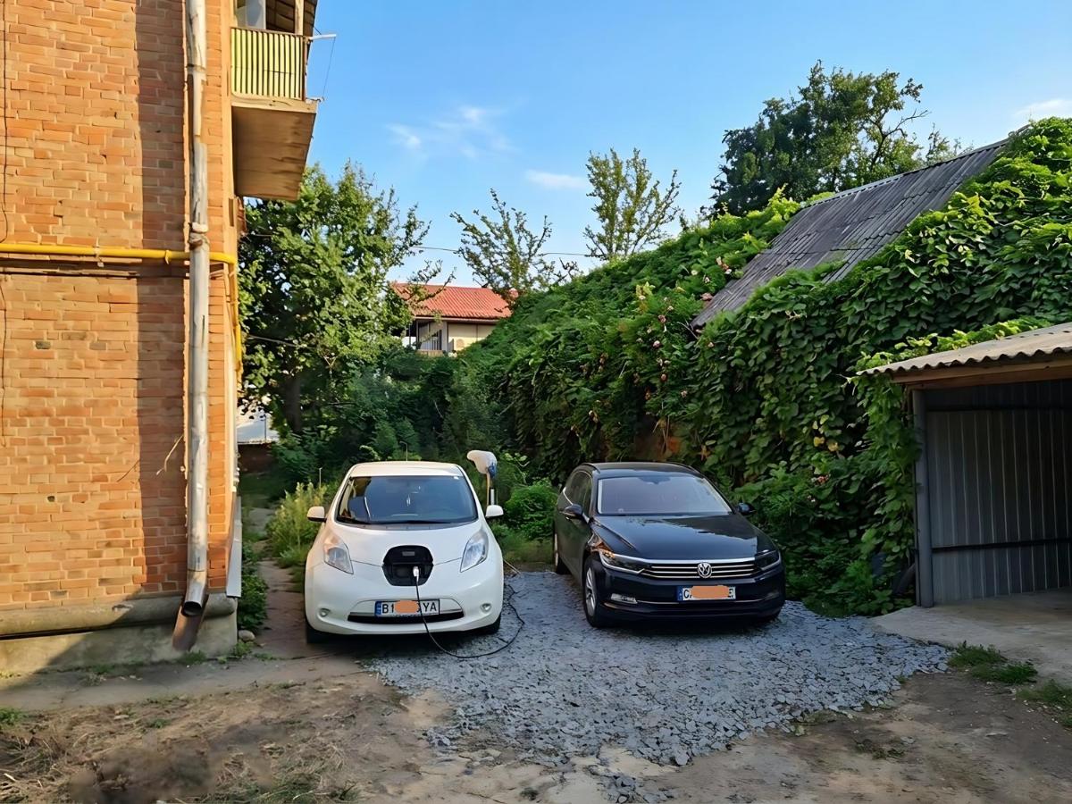 3 кімнатна студія у центрі Полтави з більярдом, ванною і 2 кондиціонерами, власна Парковка з зарядкою для Електро автомобіля, Мережа Alex Apartments, Світло та Електрика є завжди, Документи для відряджень, Безконтактне заселення 24-7 - Chambres d'hôtes Poltava