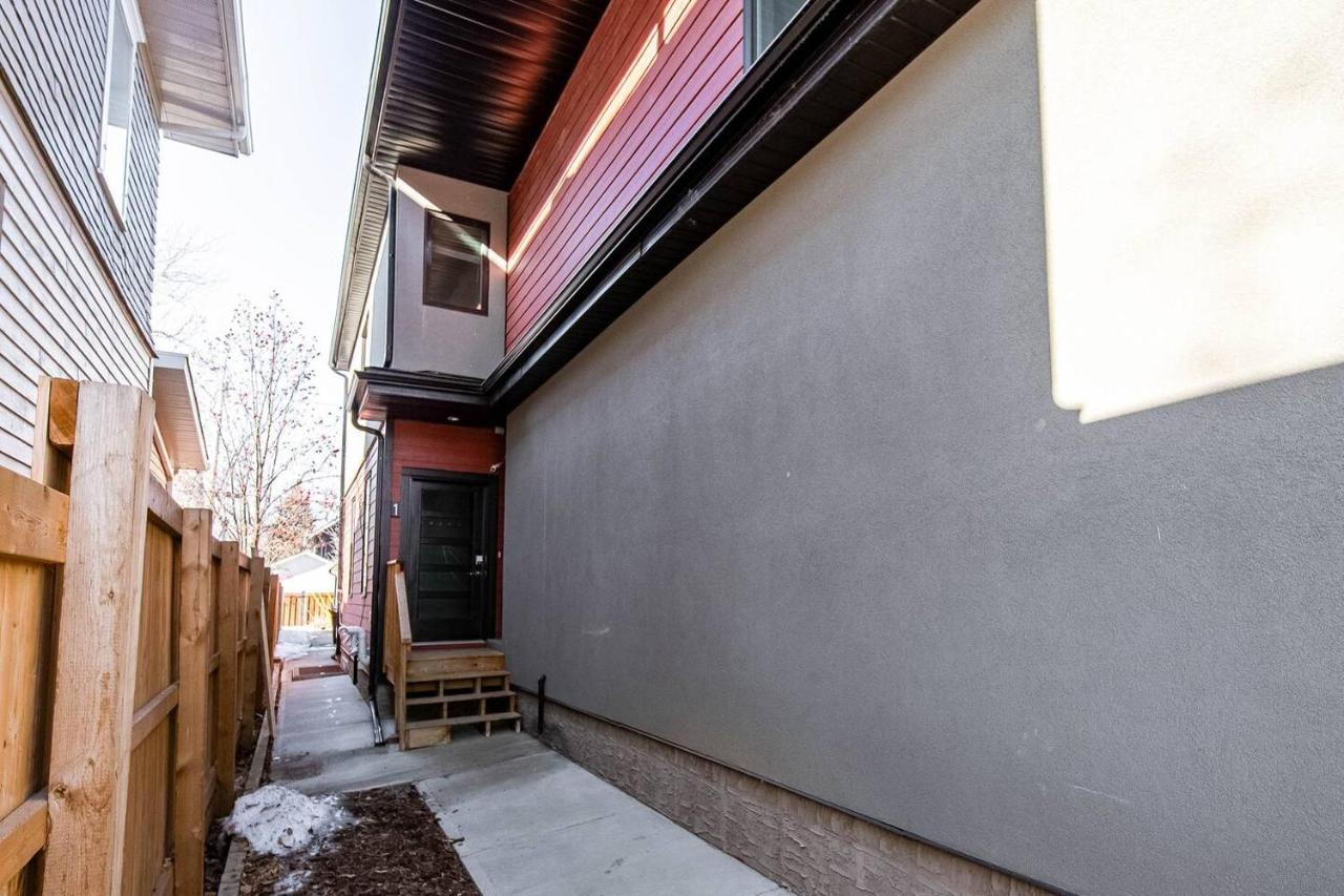 Luxury 5BDRM Retreat - HotTub - KingBed - AC - Sleeps 13 - Bed and Breakfast Edmonton