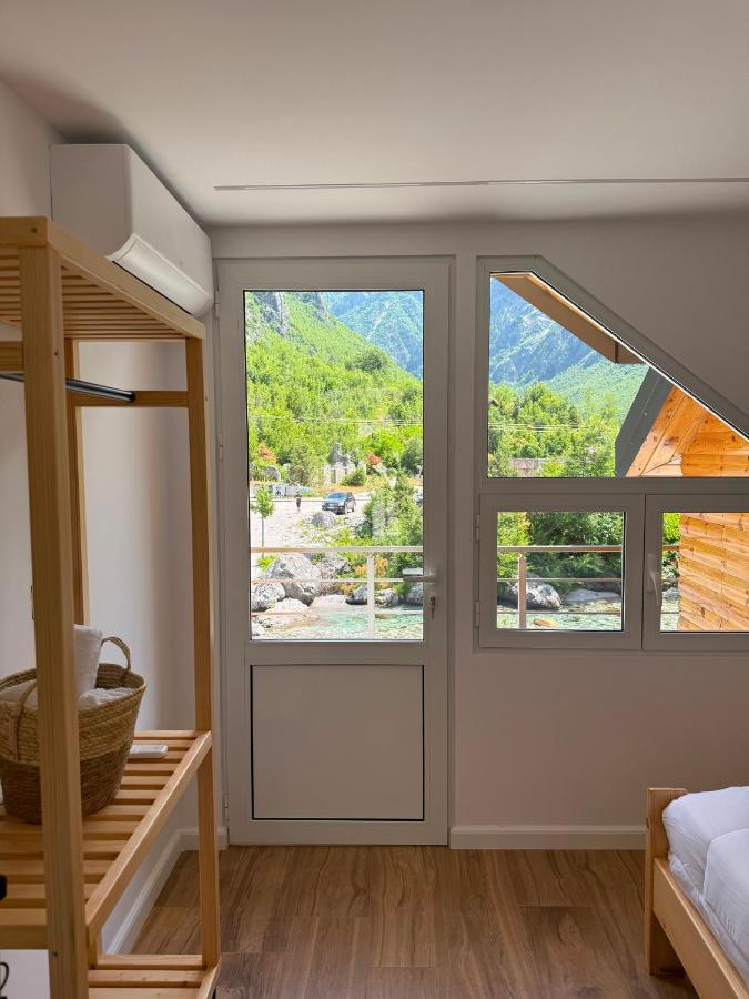 Zimmer mit Kingsize-Bett und Bergblick