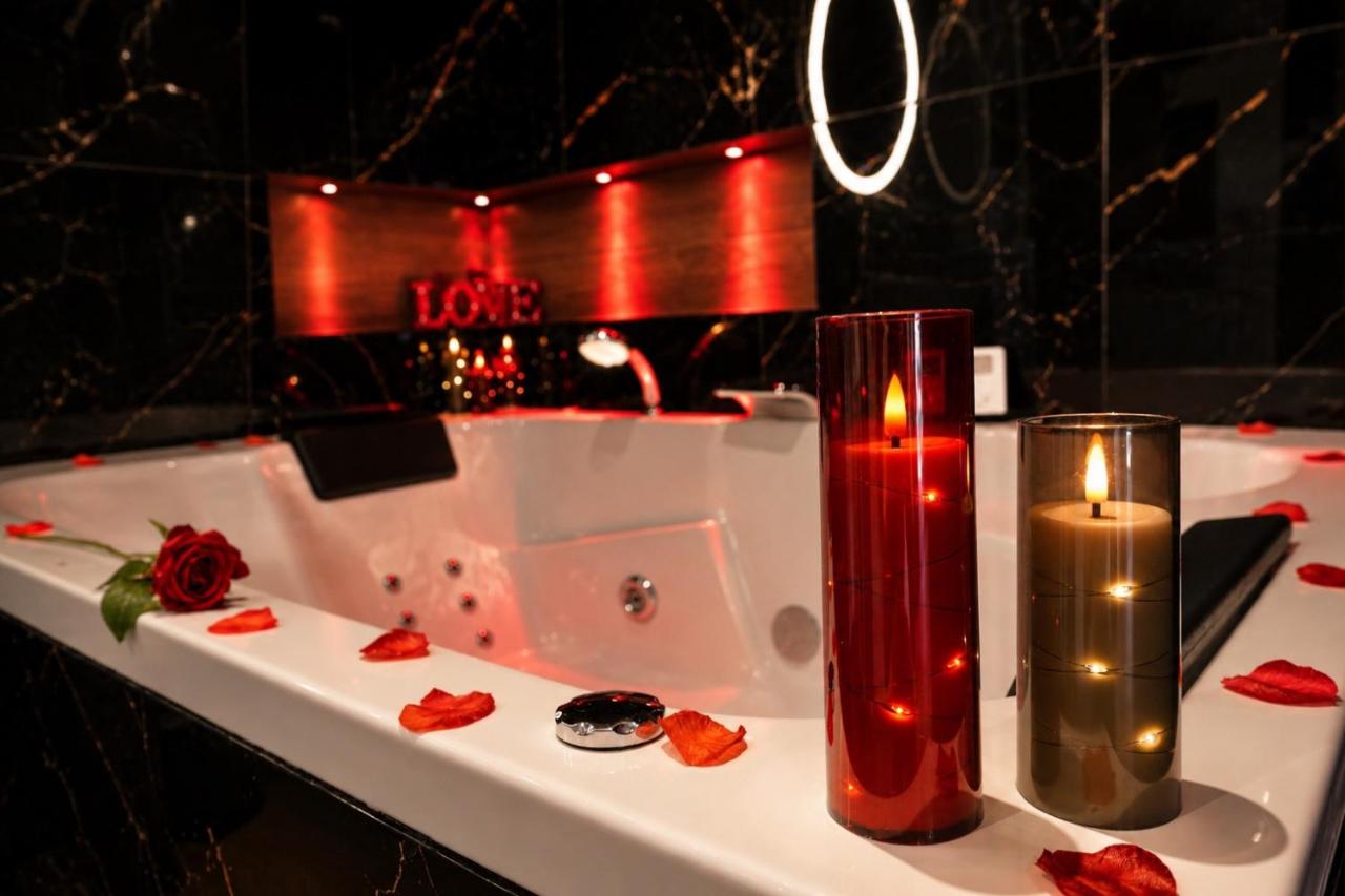 SPICY LOVE Suite Prestige Vue Mer Jacuzzi Privatif, Piscine et Cheminée - Chambres d'hôtes Villeneuve-Loubet