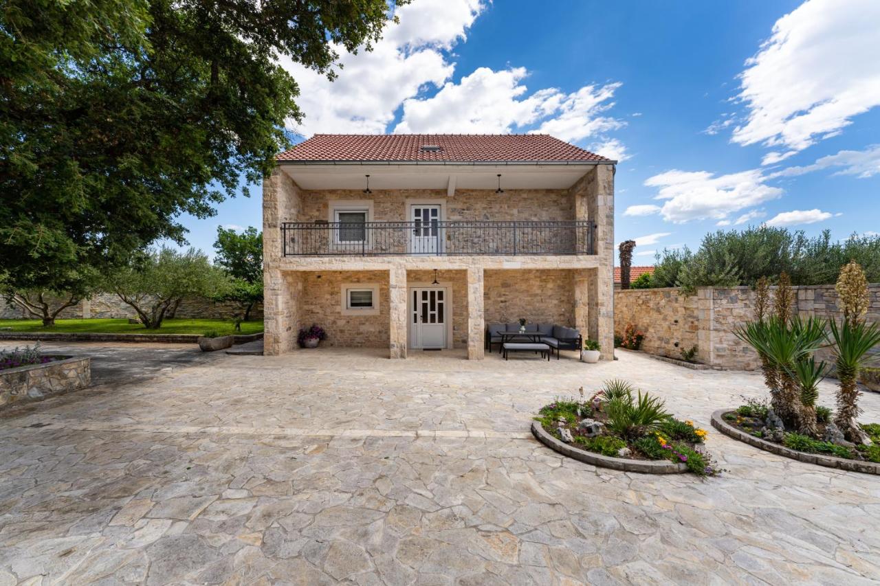 Villa Tia - private Oasis with large pool - Chambres d'hôtes Gornje Ceranje