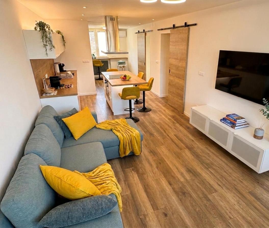 NEW Modern Apartment in City Center - Chambres d'hôtes Buzet